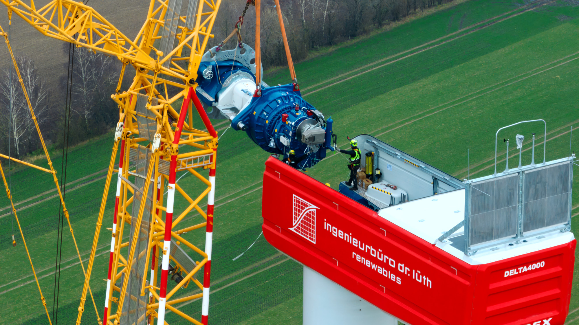 Montage einer Windenergieanlage mit Großkran und Arbeitsplattform des Ingenieurbüros Dr. Lüth
