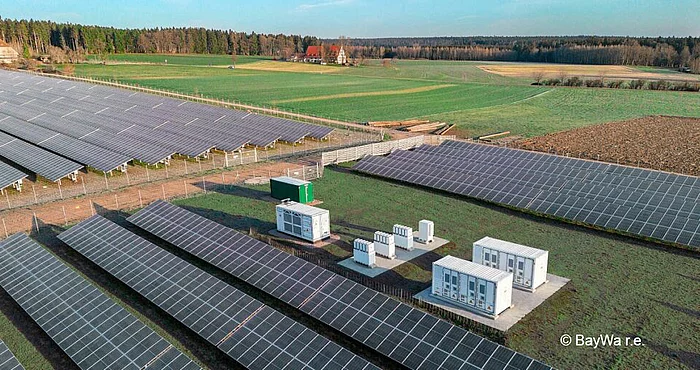 Photovoltaikanlage mit Batteriespeichertechnik und Wechselrichtern auf einer Freifläche