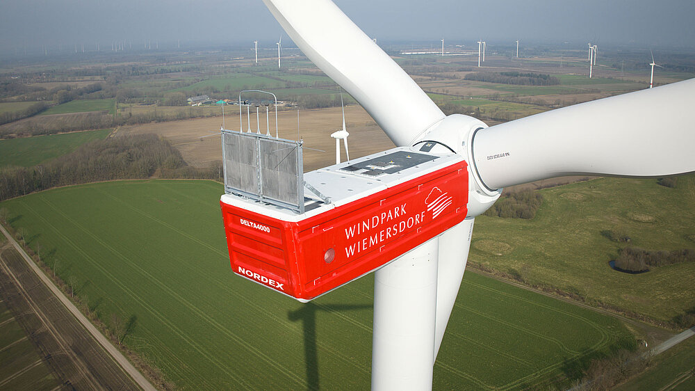 Gondel der Windenergieanlage im Windpark Wiemersdorf mit umliegenden Windrädern