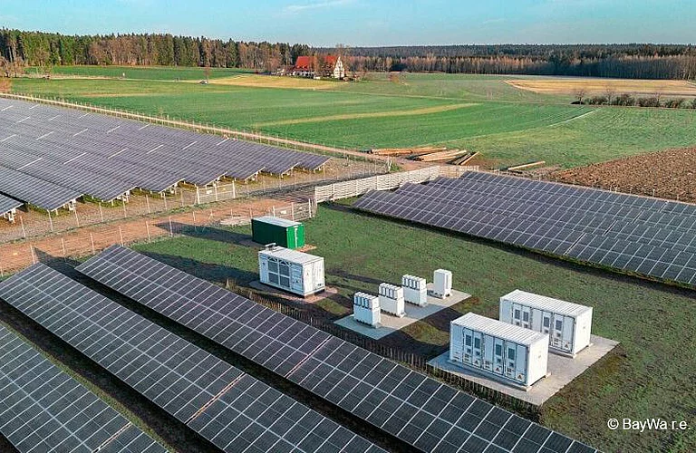 Photovoltaikanlage mit technischen Speicher- und Trafokomponenten auf einer Freifläche