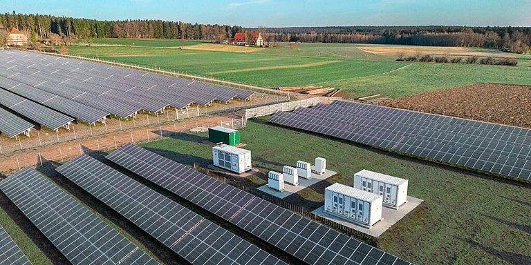 Photovoltaik-Freiflächenanlage mit Batteriespeicher- und Trafotechnik