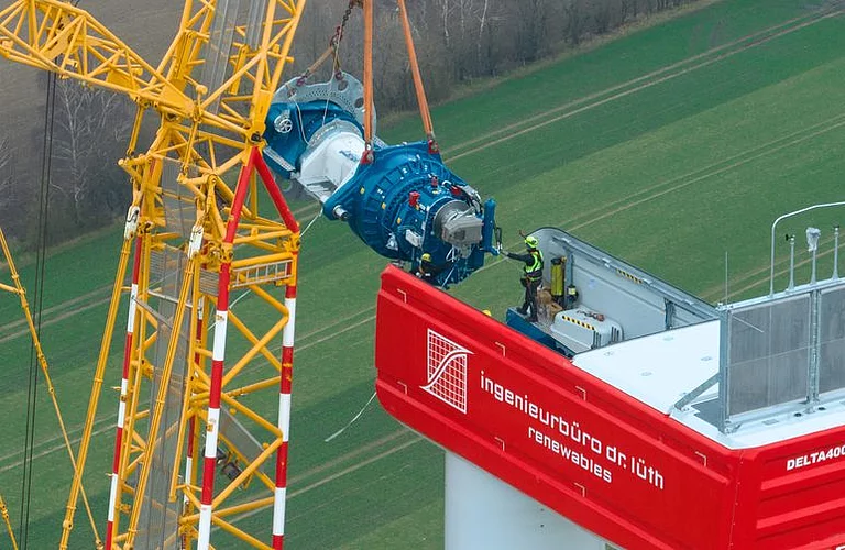 Montage einer Windenergieanlage mit Großkran und Arbeitsplattform des Ingenieurbüros Dr. Lüth